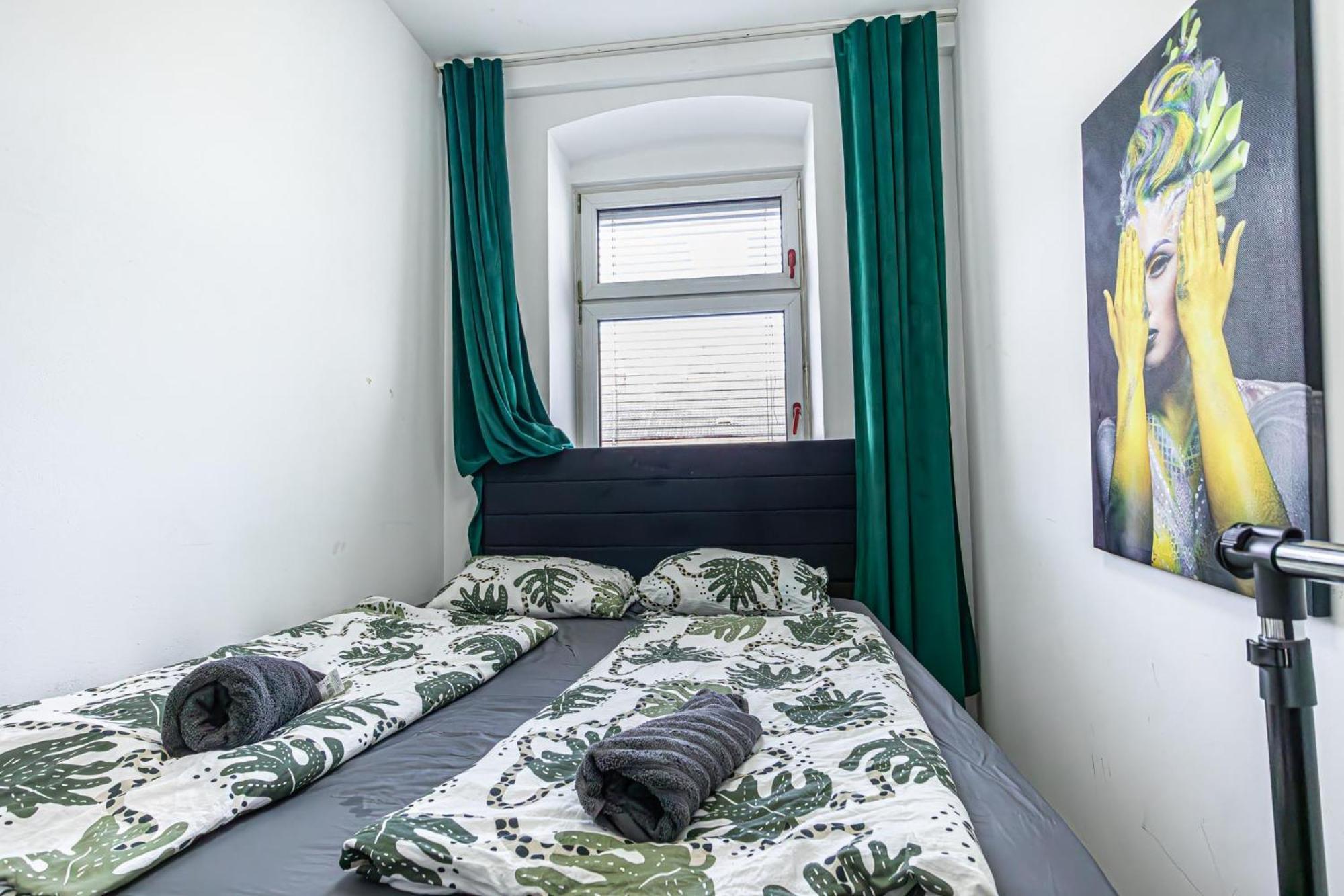 Near Schoenbrunn - Economy Rooms In Shared Apartment At Meidling Train Station Wenen Buitenkant foto