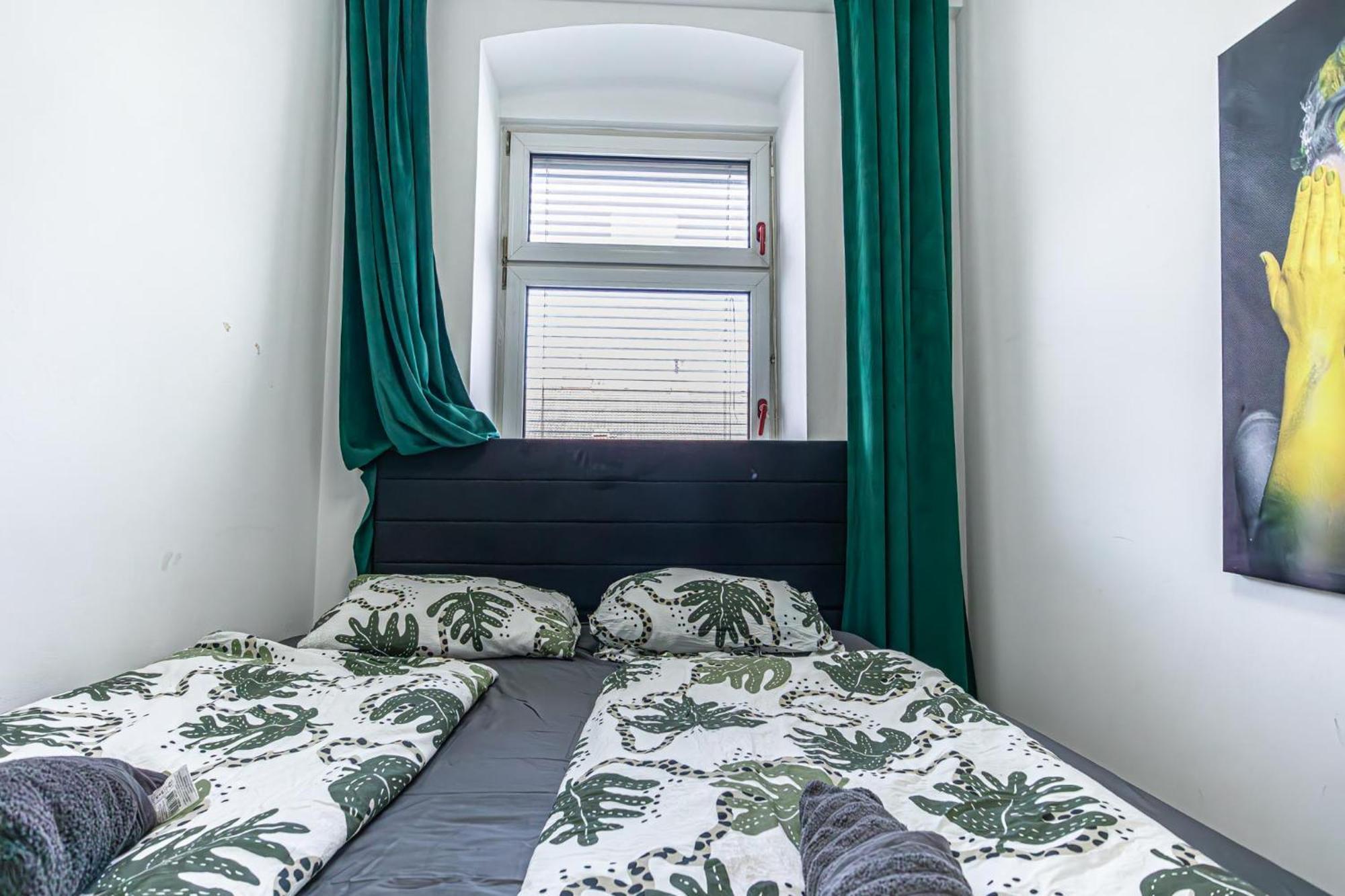 Near Schoenbrunn - Economy Rooms In Shared Apartment At Meidling Train Station Wenen Buitenkant foto