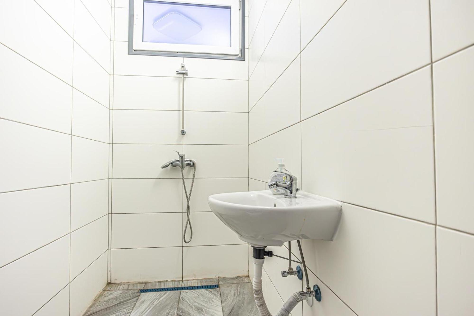 Near Schoenbrunn - Economy Rooms In Shared Apartment At Meidling Train Station Wenen Buitenkant foto