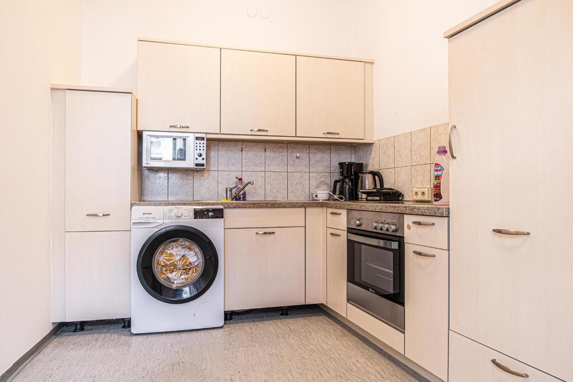 Near Schoenbrunn - Economy Rooms In Shared Apartment At Meidling Train Station Wenen Buitenkant foto