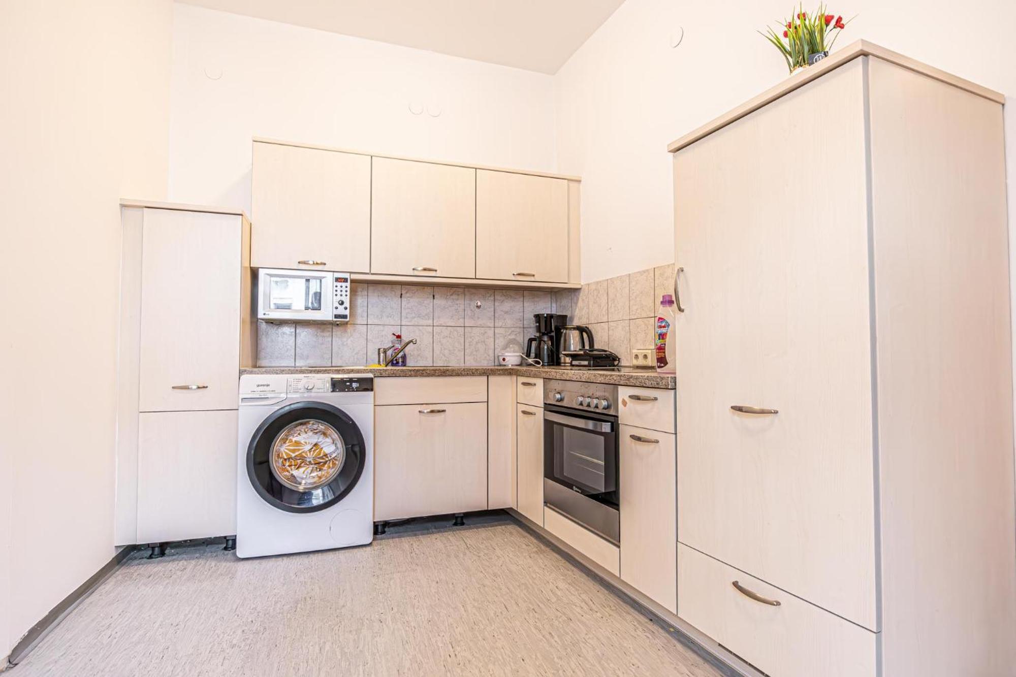 Near Schoenbrunn - Economy Rooms In Shared Apartment At Meidling Train Station Wenen Buitenkant foto