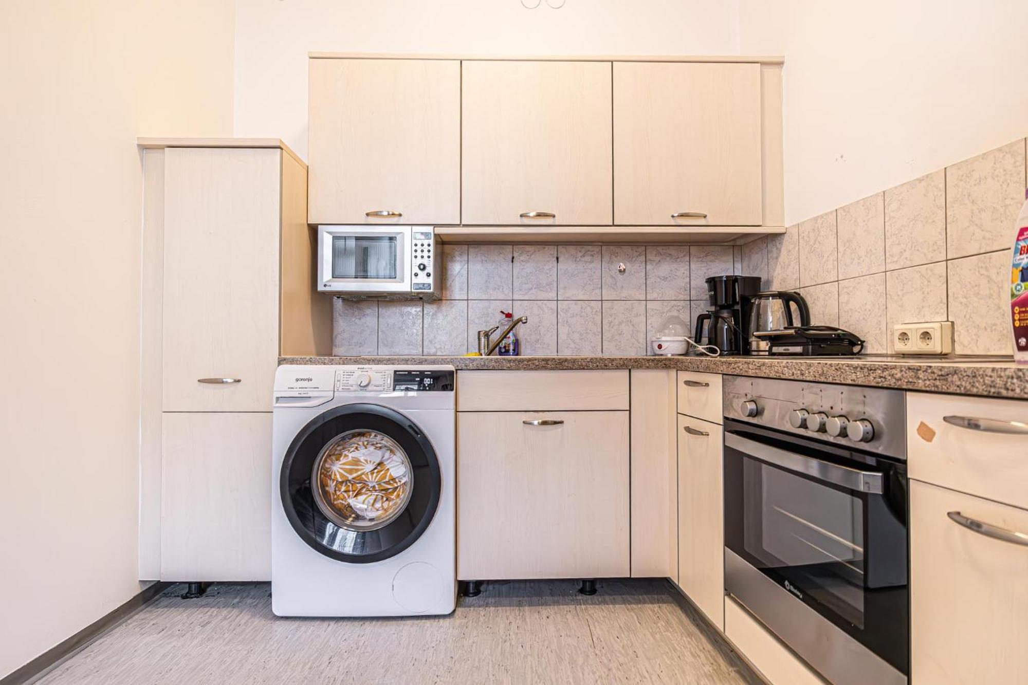Near Schoenbrunn - Economy Rooms In Shared Apartment At Meidling Train Station Wenen Buitenkant foto